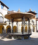 Plaza de San Martín de Loinaz, Kiosko y Ayuntamiento