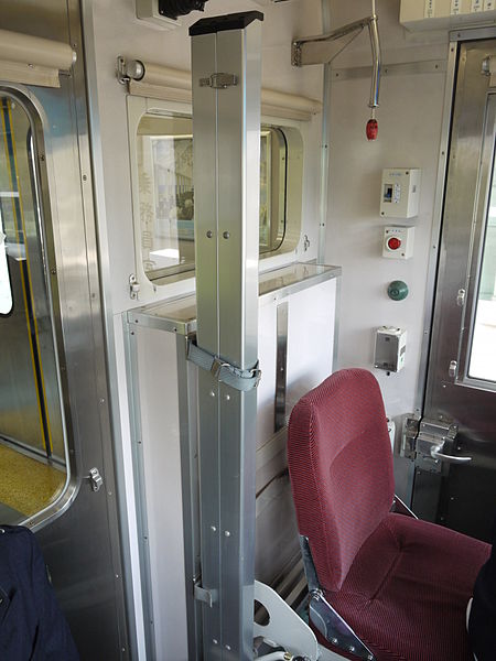 File:Keikyu 1453 cabin.JPG