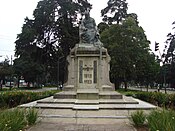 Fotografía del monumento al Dr. Montúfar en 2010; nótese los cambios en el área circundante.