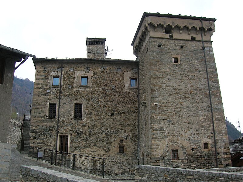 File:Castello di Avise 2.JPG