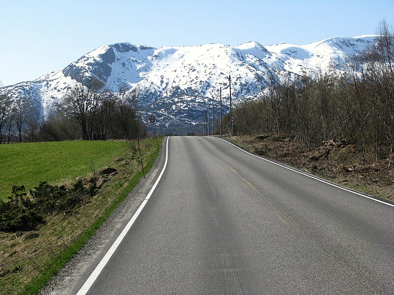 File:Hinnøya-E10-Norway-may11.jpg