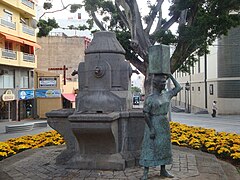 Antigua fuente y nuevo monumento a la mujer tinerfeña.