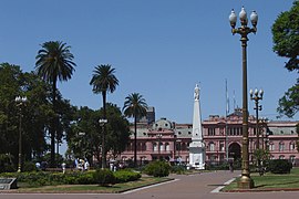 La Plaza de Mayo (Buenos Aires), con la pirámide en su centro y la Casa Rosada al fondo. Las protestas de las Madres de Plaza de Mayo para reivindicar la memoria de sus hijos desaparecidos por la dictadura argentina la hicieron famosa en todo el mundo.