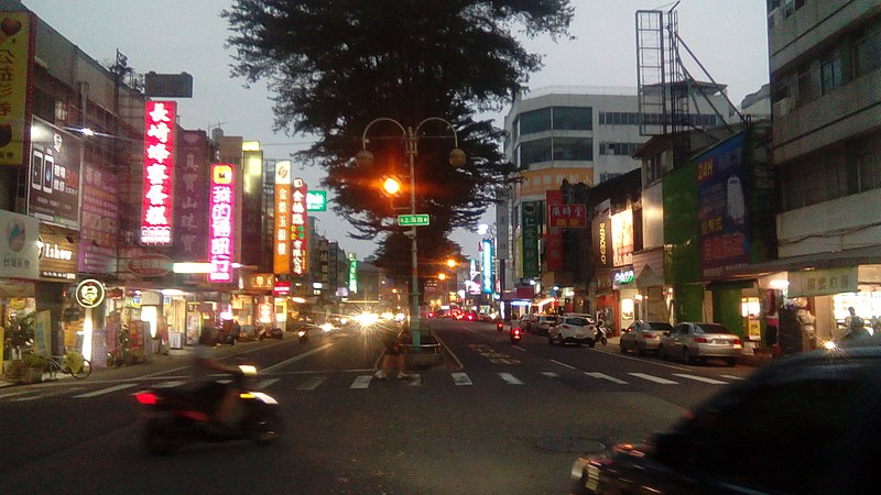 File:傍晚尖峰時刻的屏東市逢甲路.jpg