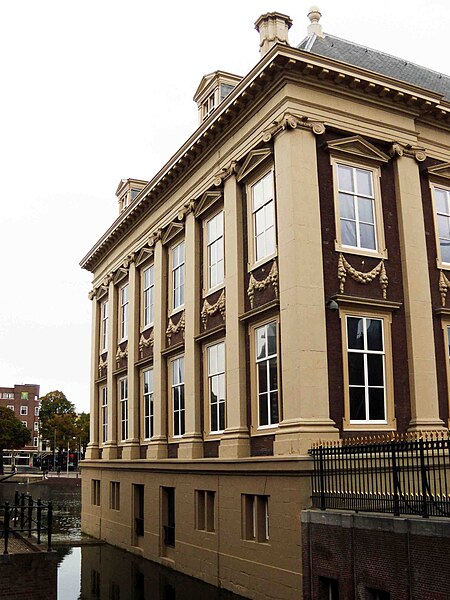 File:2011-9-20Mauritshuis4.jpg