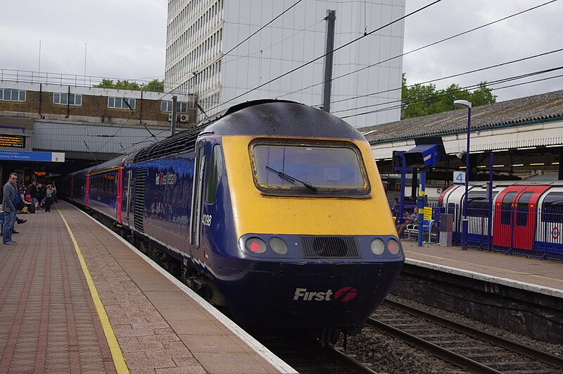 File:43198 at Ealing Broadway.jpg