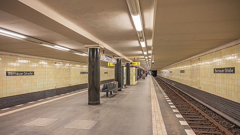 Файл:Berlin BernauerStr U-Bahn asv2021-03.jpg