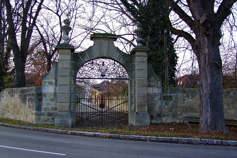 File:Seebarn Schloß.jpg