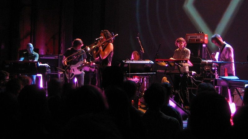 Archivo:Stereolab Live IV (cropped).jpg