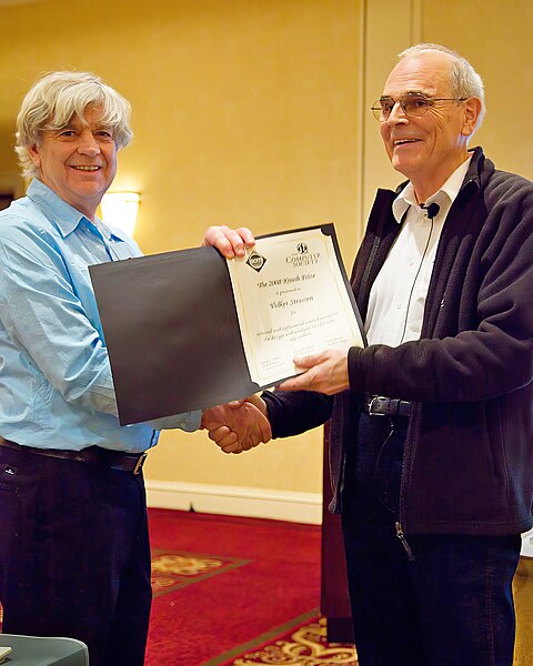 Файл:Strassen Knuth Prize presentation.jpg