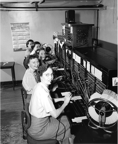 Файл:Telephone operators, 1952.jpg