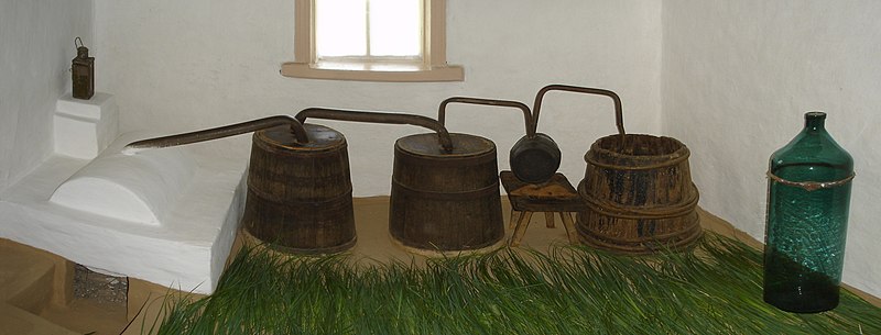 Archivo:UkrainianVodkaStill.jpg