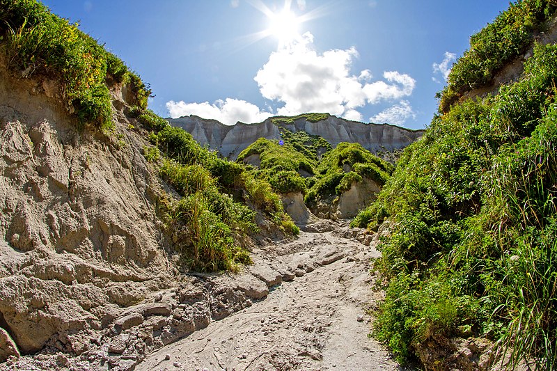 File:Iturup White rocks.jpg