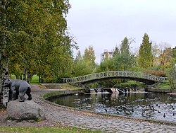 Река в Парке «50-летия Пионерской организации» Скульптура «Медведь»