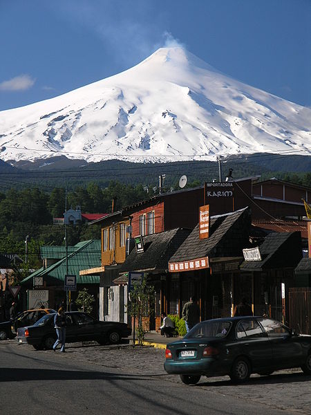 File:Pucon-y-su-Volcan.jpg