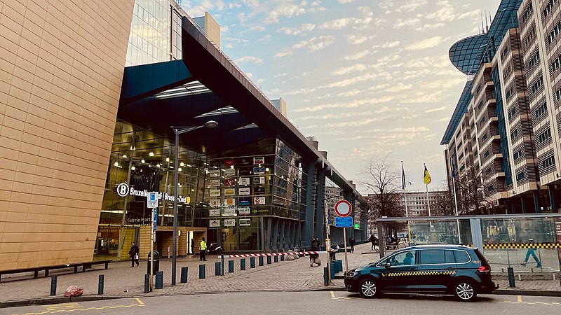 File:Station Brussel-Zuid Gebouw.jpg