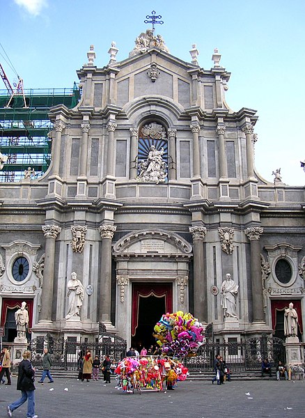 File:Catania's duomo and balloons.jpg