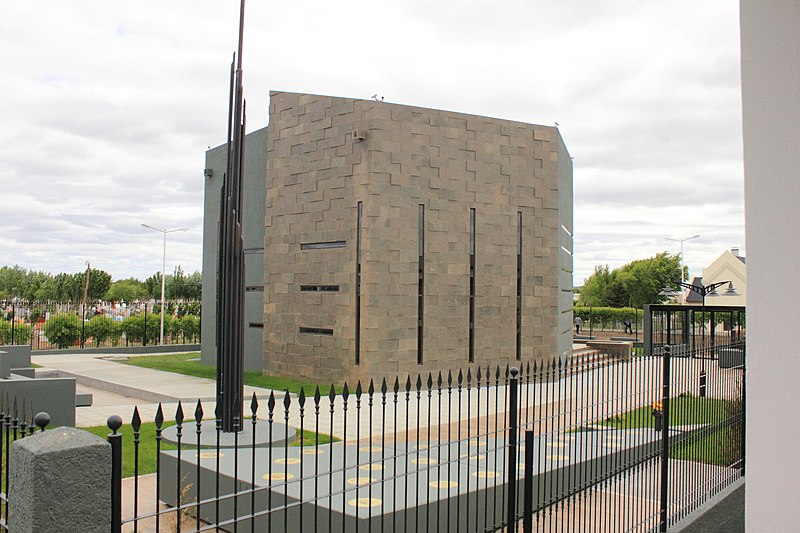 File:Kirchner mausoleum.jpg