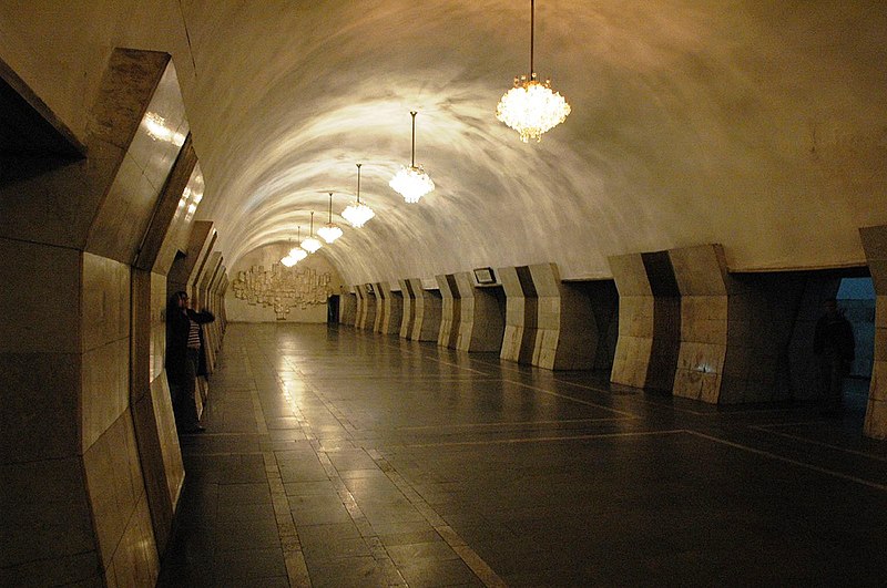 Файл:Metro Yerevan station Eritasardakan.jpg