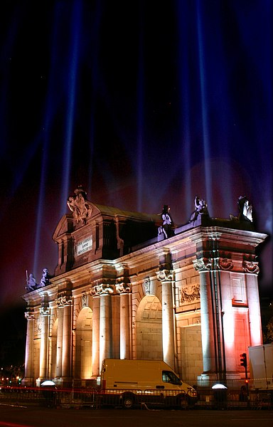 Archivo:Puerta de Alcalá iluminada.jpg