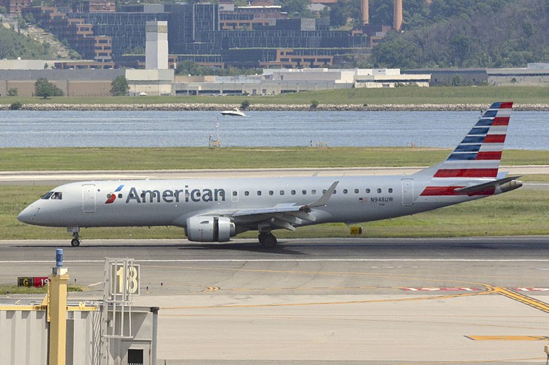 Archivo:American E190 at DCA.jpg