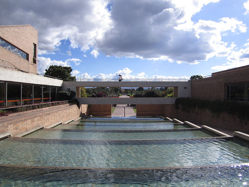 Archivo:Bogotá Biblioteca Barco, fuente.JPG