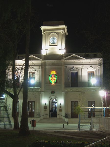 File:Frente Municipalidad de Nogoyá.JPG