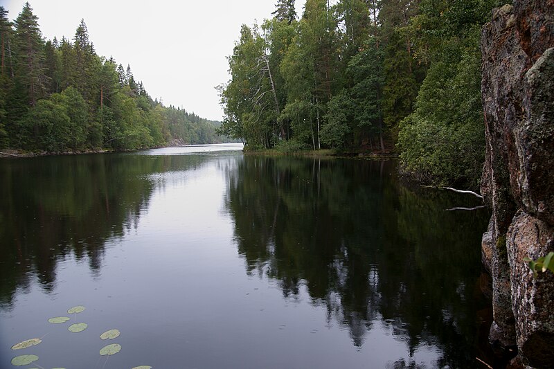 File:Helvetinjärvi.JPG