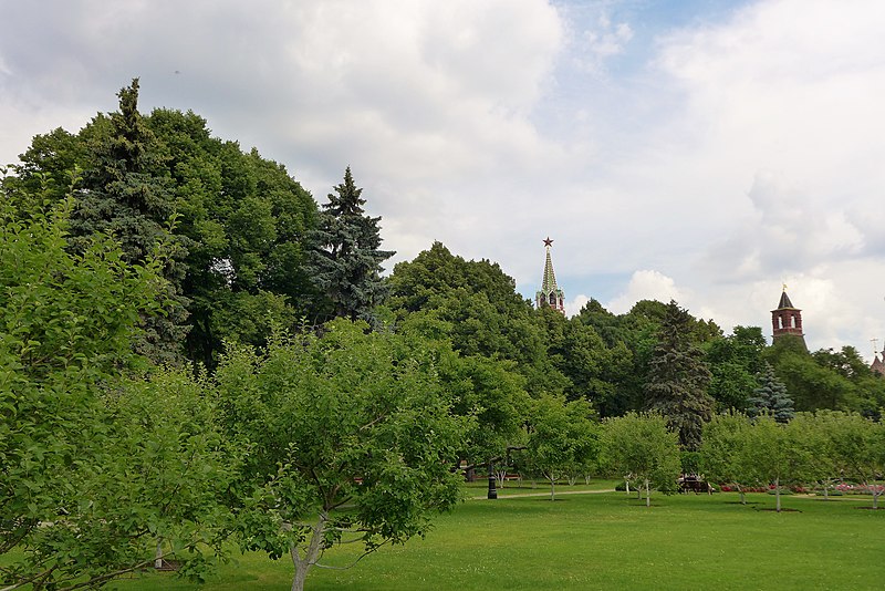 Файл:Moscow Kremlin gardens 3.jpg