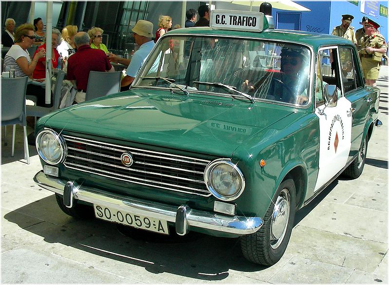 Файл:SEAT 124 police car.jpg