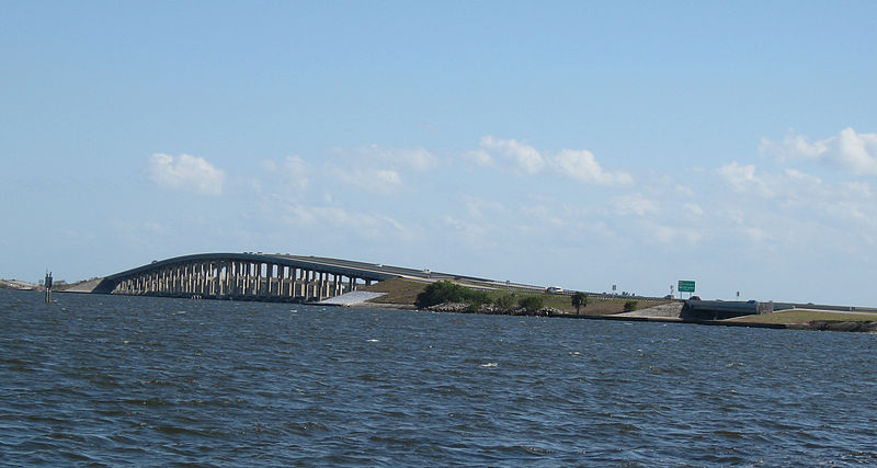 File:Pineda Causeway 2.jpg