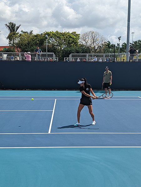 File:RaducanuMiamiOpenPractice.jpg