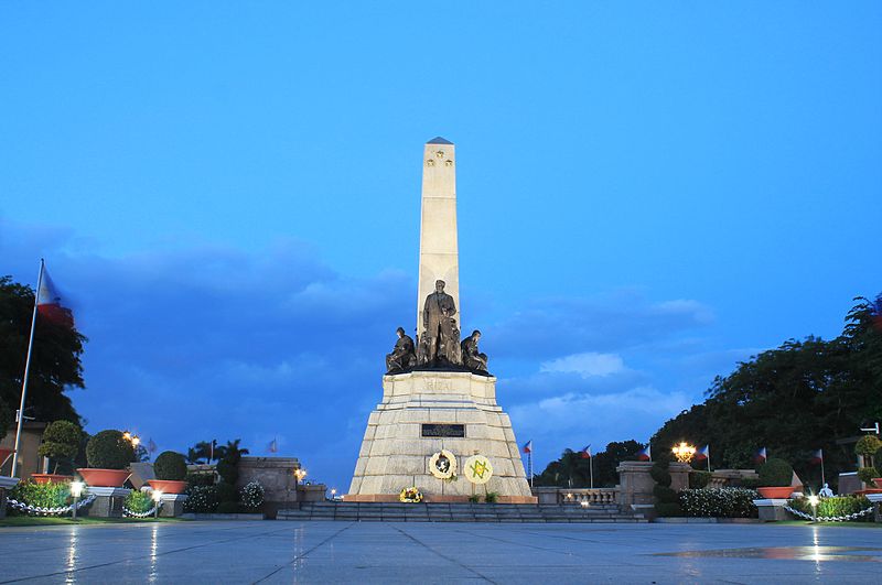 File:Rizal Monument at Dusk.jpg