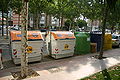 Contenedores diferenciando los de basura y reciclaje en Hospitalet de Llobregat (Barcelona), España.