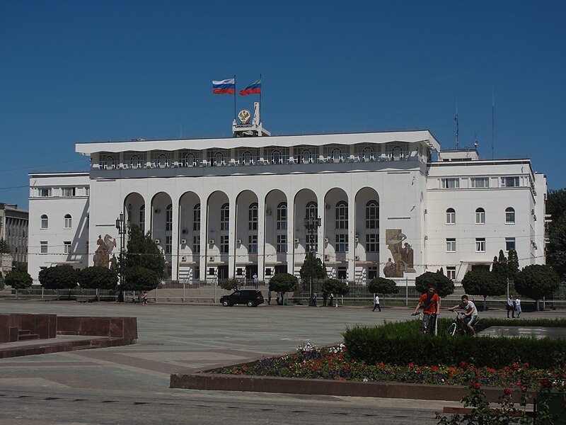 Файл:Дом Правительства в Махачкале.JPG