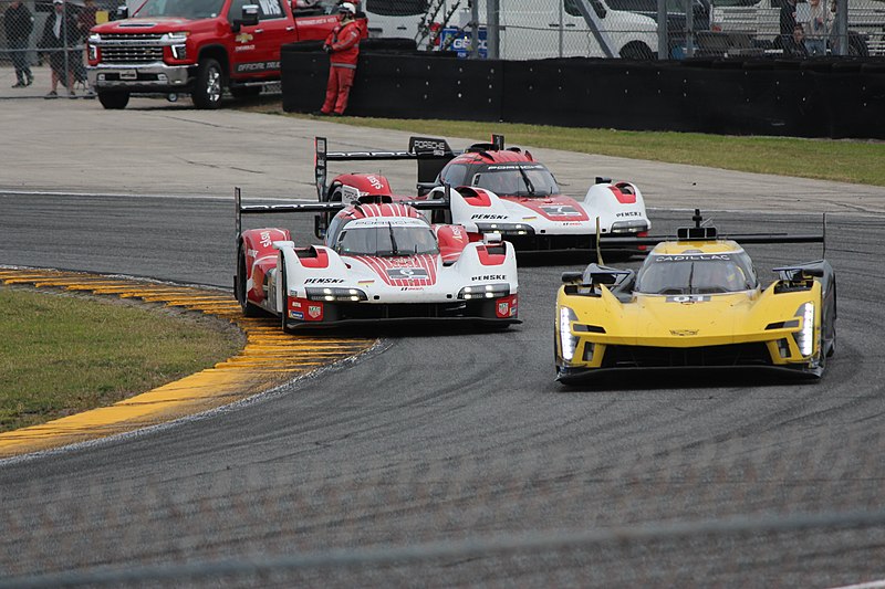 File:CadillacVLMDhwithPorsche963s.jpg