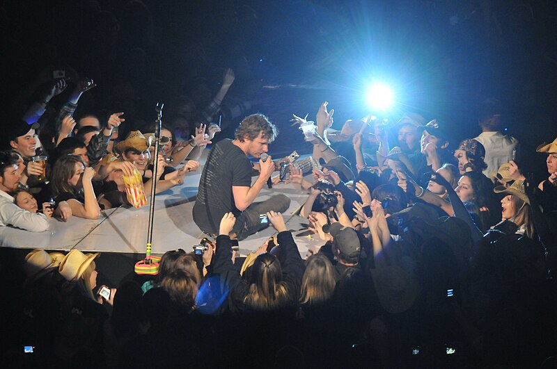 File:Dierks Bentley-14 Feb-2009.jpg