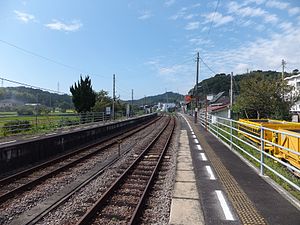 A view of the station platforms and tracks in 2015. Platform 2 is to the left. Track maintenance vehicles can be seen on the siding to the right.