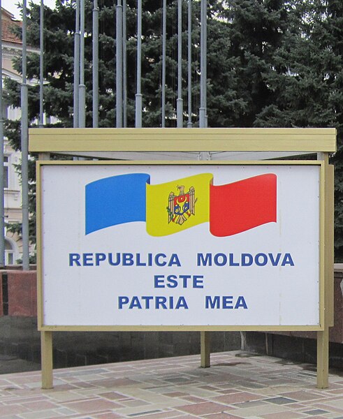 File:Patriotic poster in Chișinău.jpg