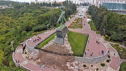 Памятник Салавату Юлаеву и аллея от памятника к площади