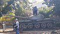 Танк Т-62, превращённый в памятник. Башня танка повёрнута на 180°