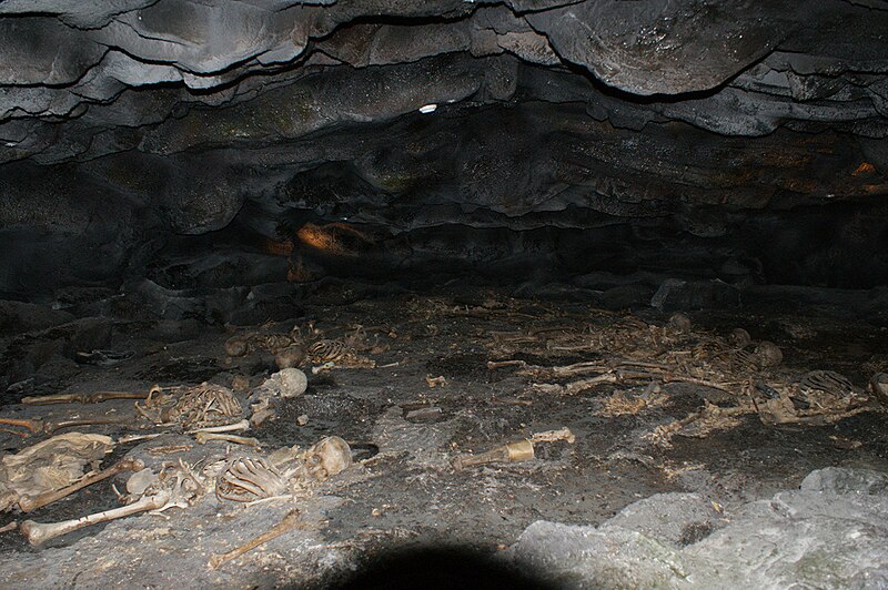 File:Darangshi cave in Jeju.jpg