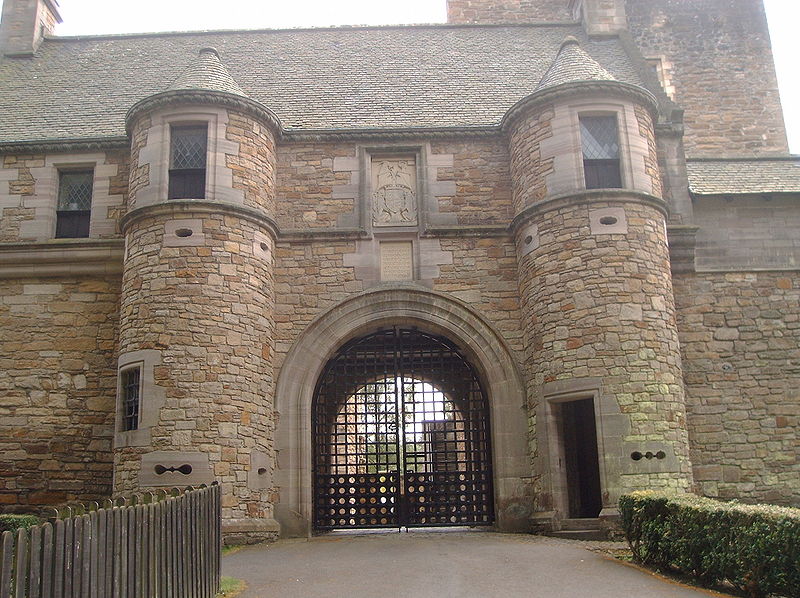 File:Dean Castle Gatehouse.JPG