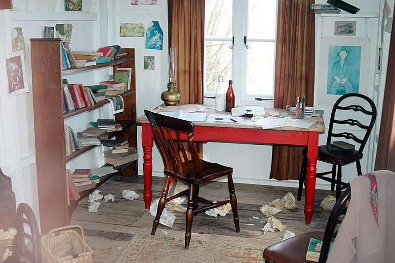 File:Dylan Thomas's study Laugharne.jpg