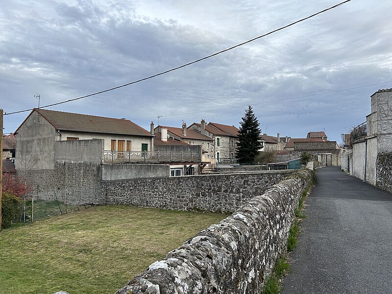 File:Montfaucon-en-Velay - maisons.jpg