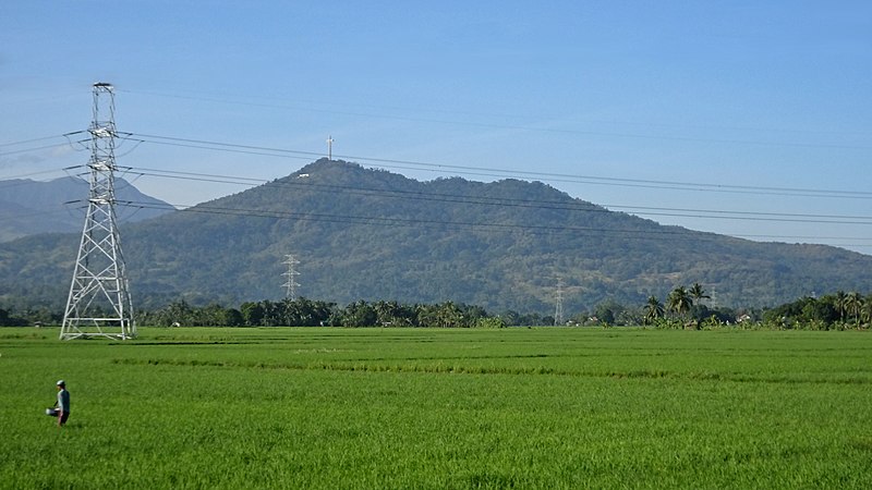 Archivo:Mount Samat remote view.jpg