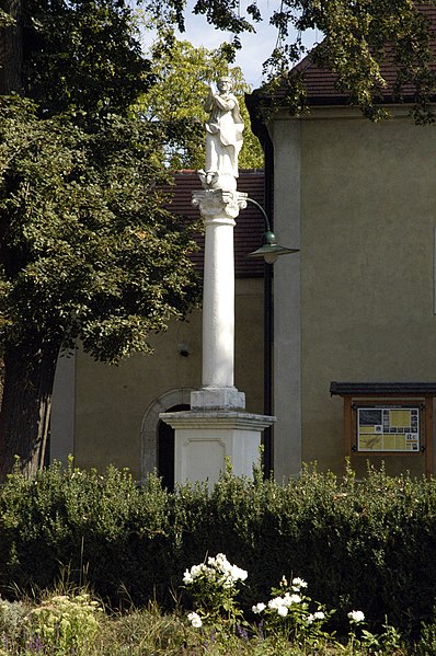 File:Radlbrunn Mariensäule.jpg