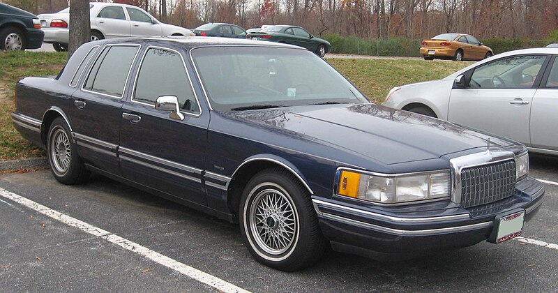 Archivo:90-94 Lincoln Town Car.jpg