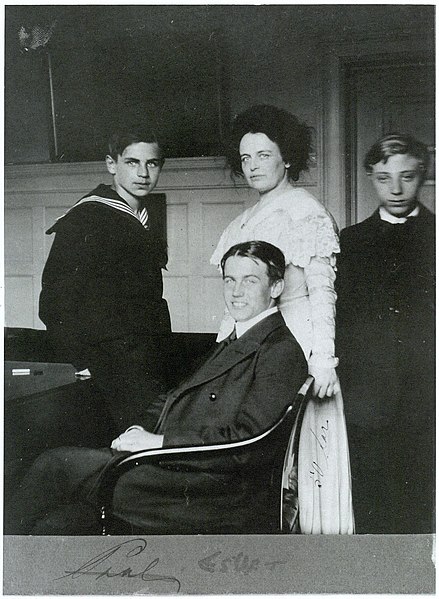 File:Agnes Henningsen with sons.jpg