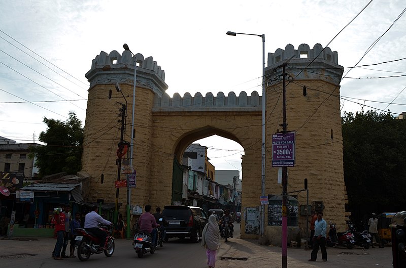 File:Old Gate of Dabirpura.jpg